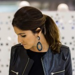 Look da Carola: calça azul + blusa preta + jaqueta de couro + maxi brinco