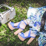 Look da Carola: vestido longo + sandália azul + mini bolsa + brinco folha