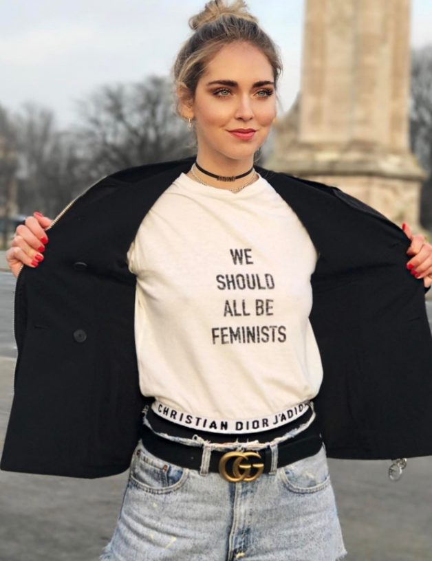 Imagem de Chiara usando uma camiseta branca com frase sobre o feminismo